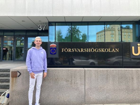 Student infront of Swedish Defence University